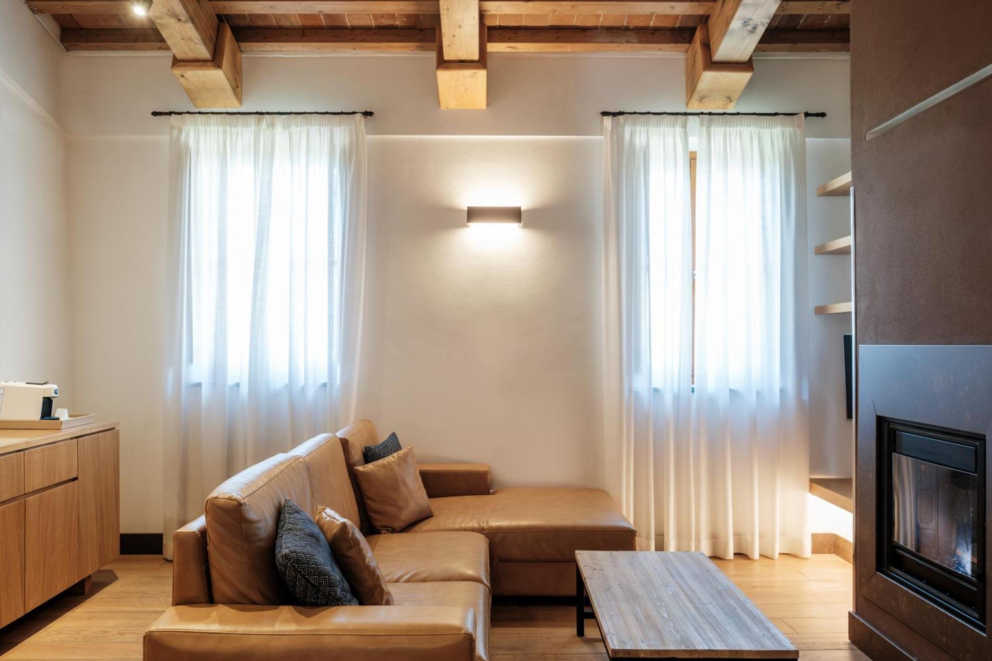 Villa Tolomei Hotel & Resort Флоренція Екстер'єр фото A living room with a fireplace