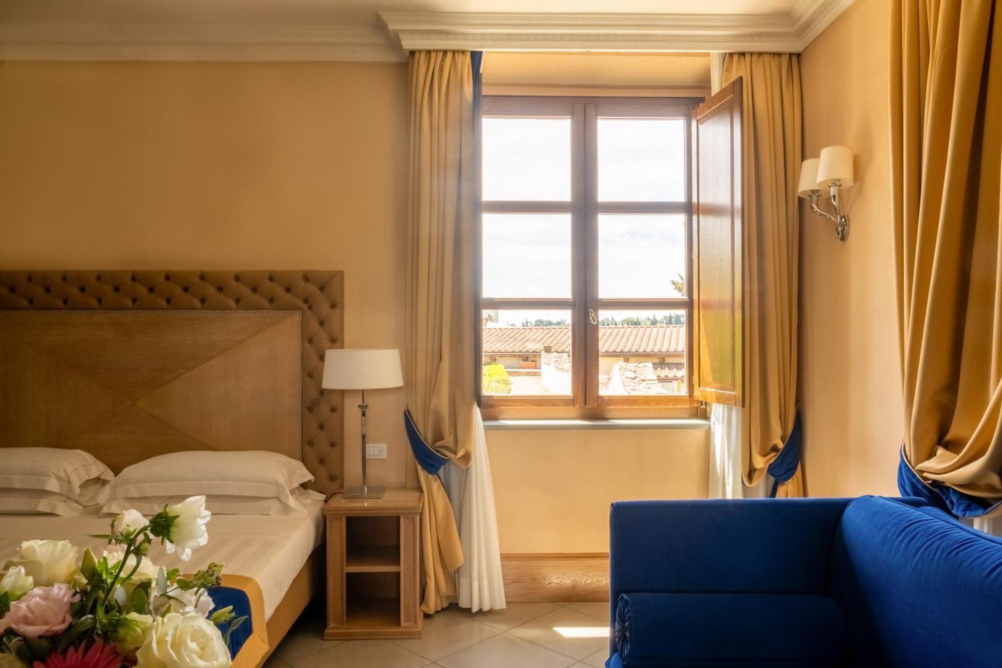 Villa Tolomei Hotel & Resort Флоренція Екстер'єр фото A room at the hotel