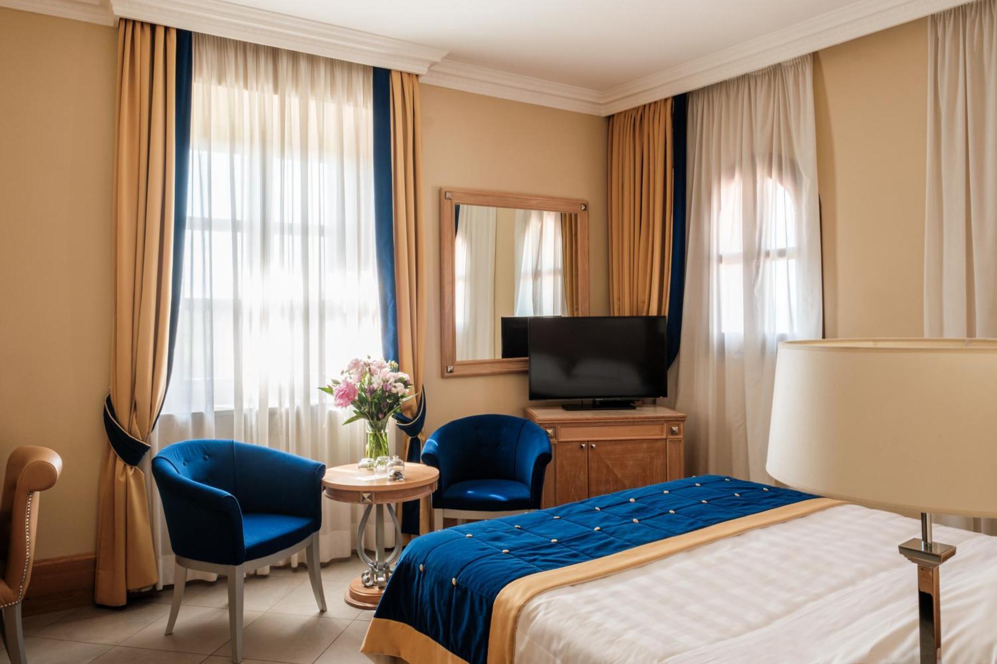 Villa Tolomei Hotel & Resort Флоренція Екстер'єр фото A room at the hotel