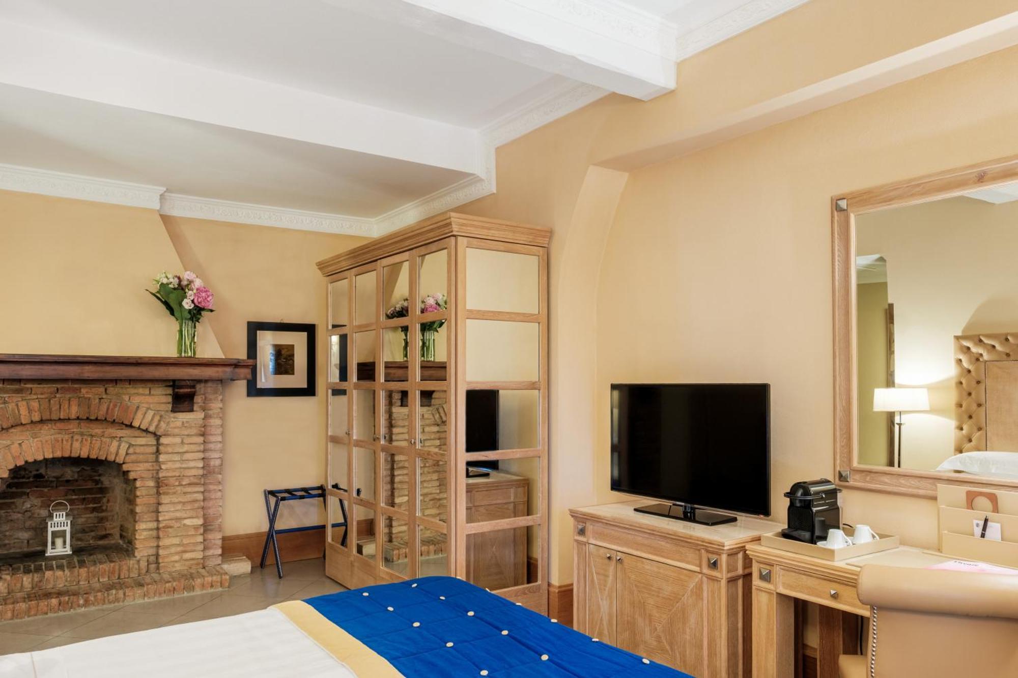 Villa Tolomei Hotel & Resort Флоренція Екстер'єр фото A bedroom at the hotel