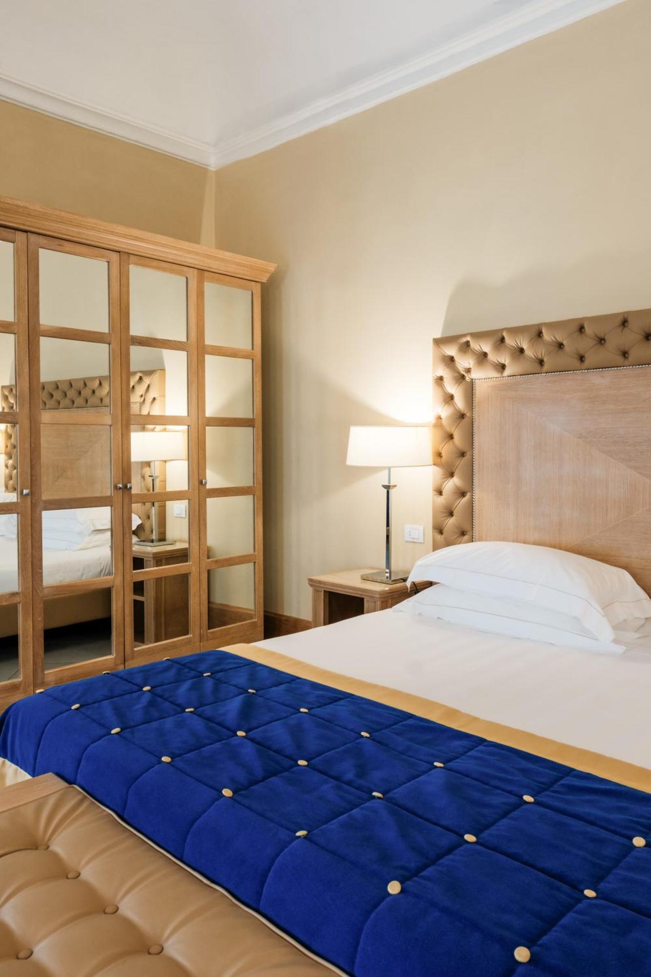 Villa Tolomei Hotel & Resort Флоренція Екстер'єр фото A bedroom at the hotel