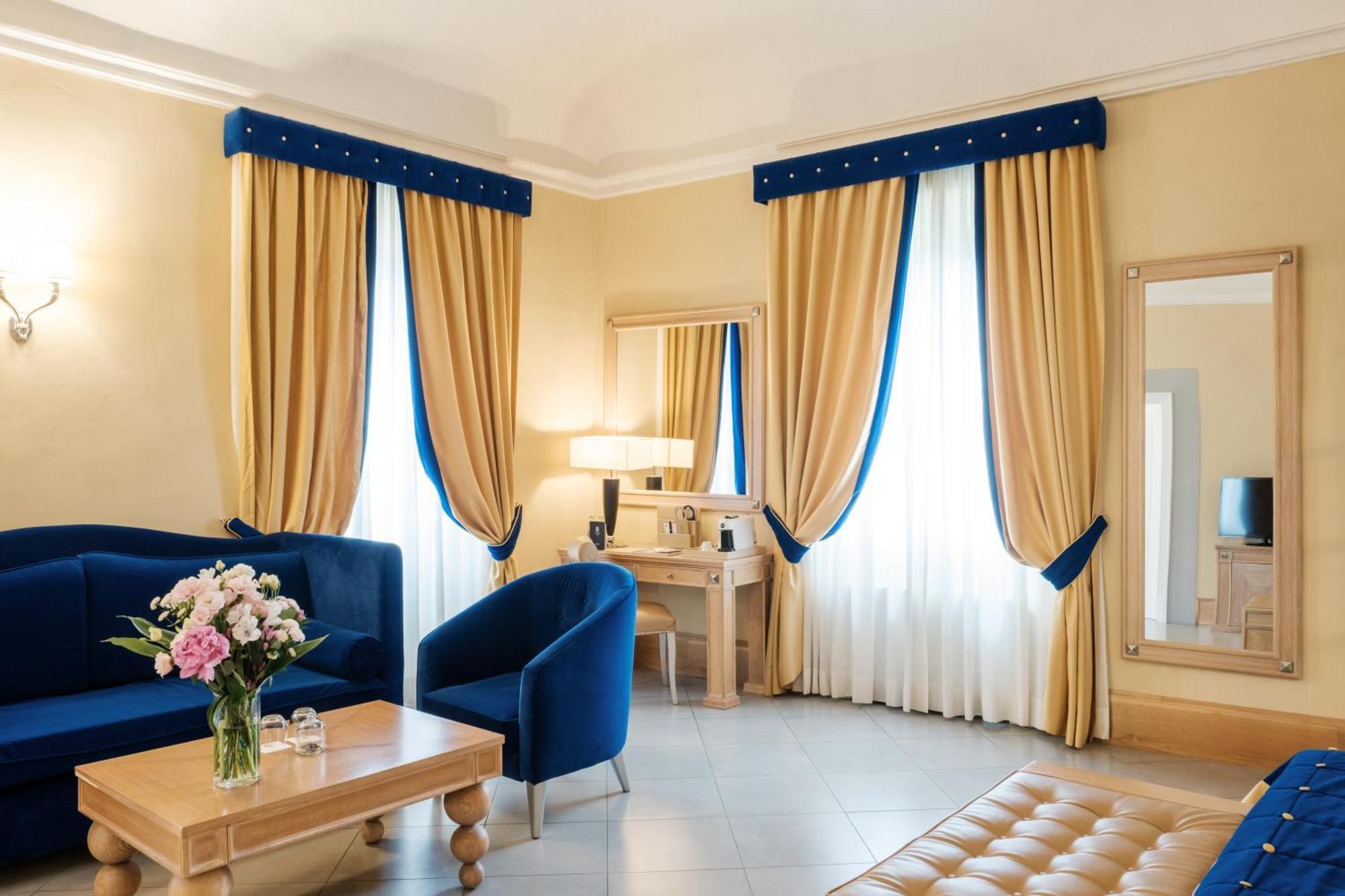 Villa Tolomei Hotel & Resort Флоренція Екстер'єр фото A suite at the hotel