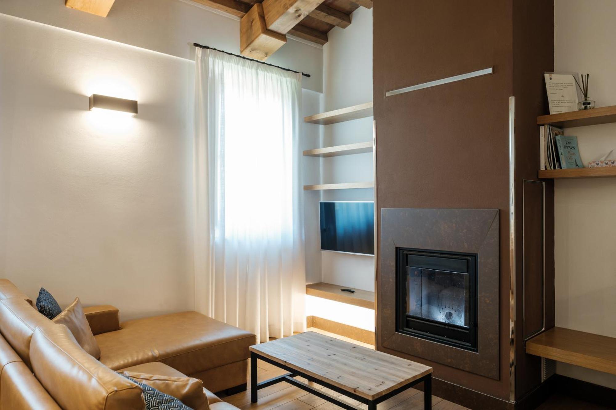 Villa Tolomei Hotel & Resort Флоренція Екстер'єр фото A living room with a fireplace