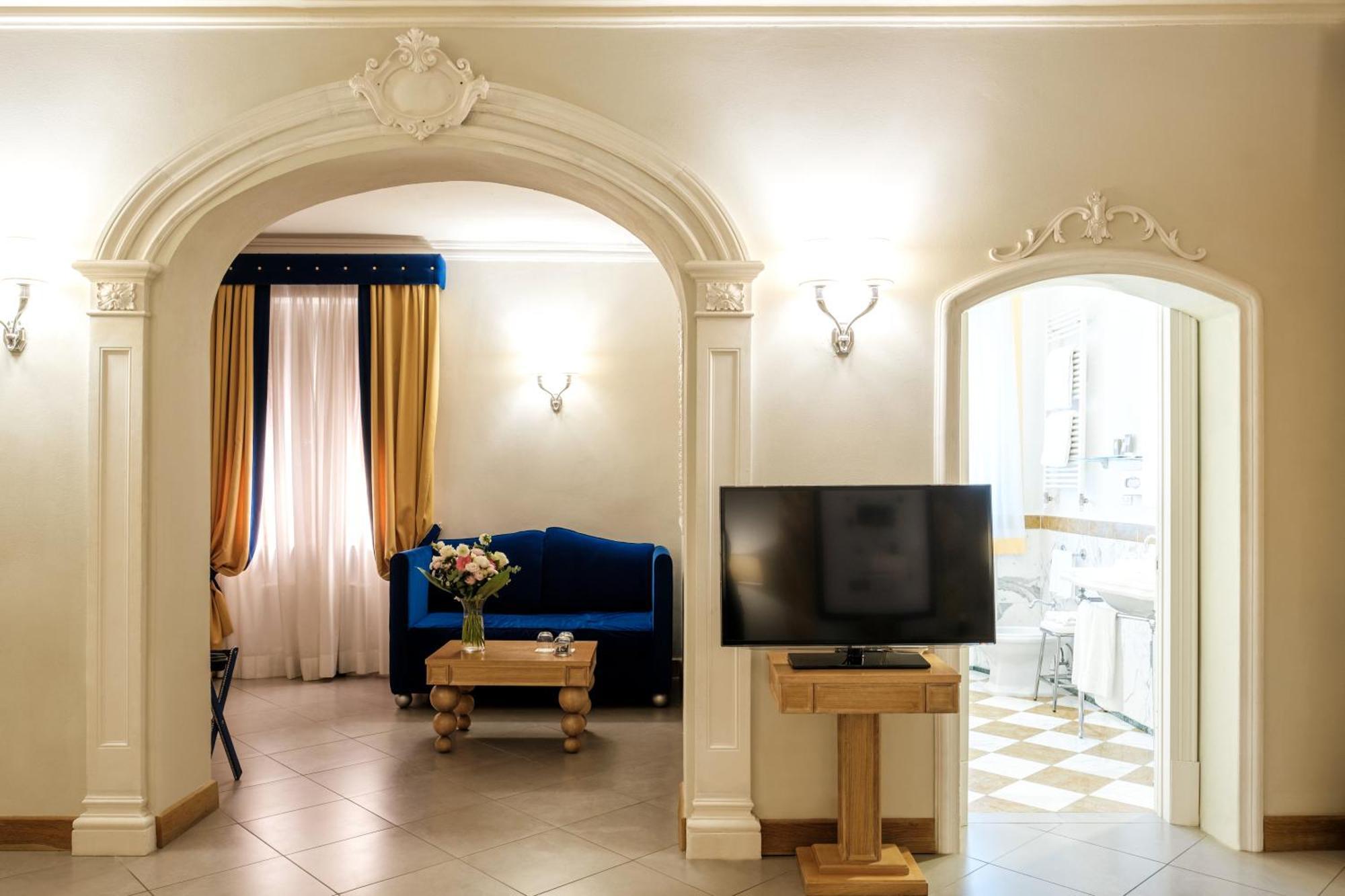 Villa Tolomei Hotel & Resort Флоренція Екстер'єр фото A suite at the hotel