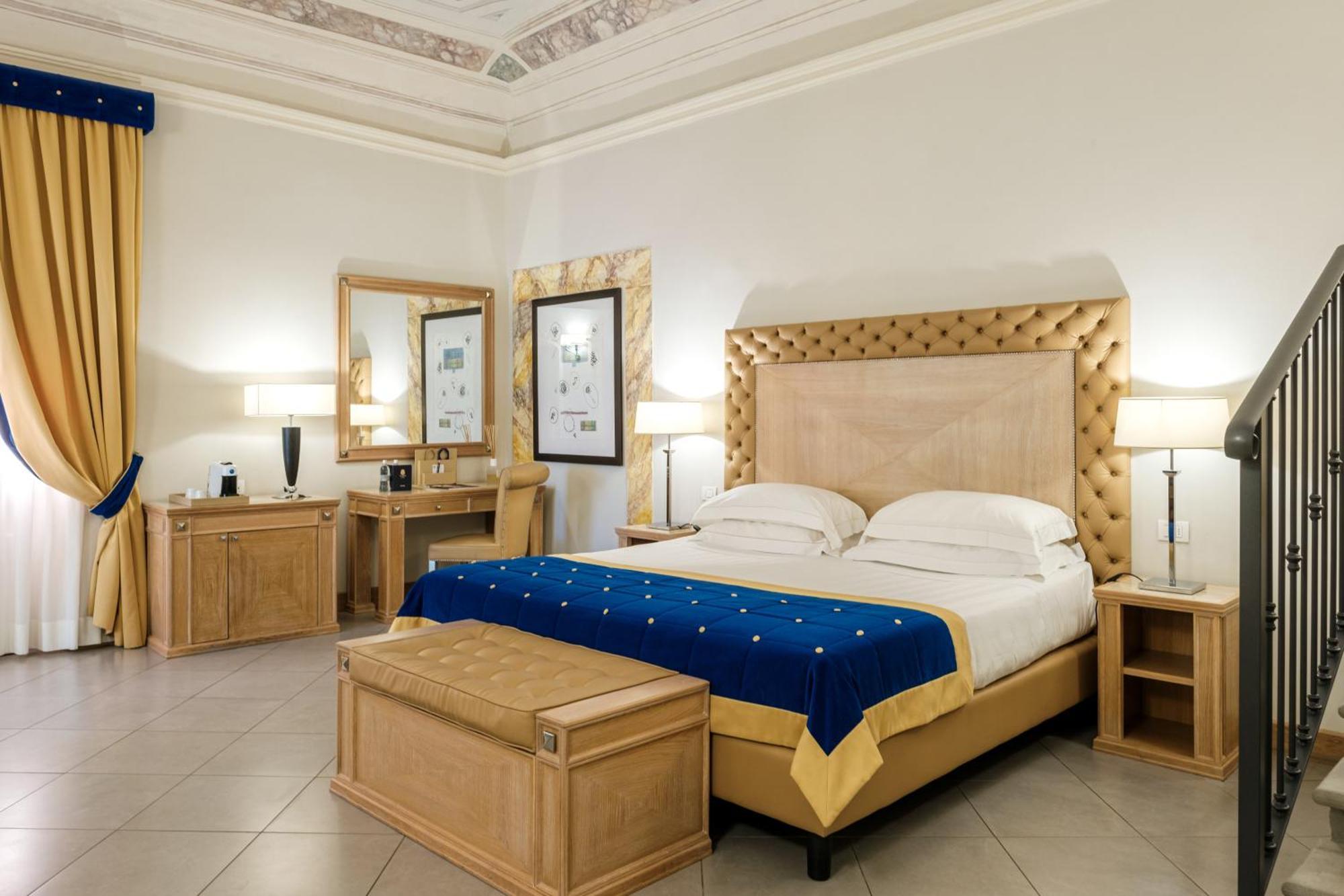 Villa Tolomei Hotel & Resort Флоренція Екстер'єр фото A bedroom at the hotel