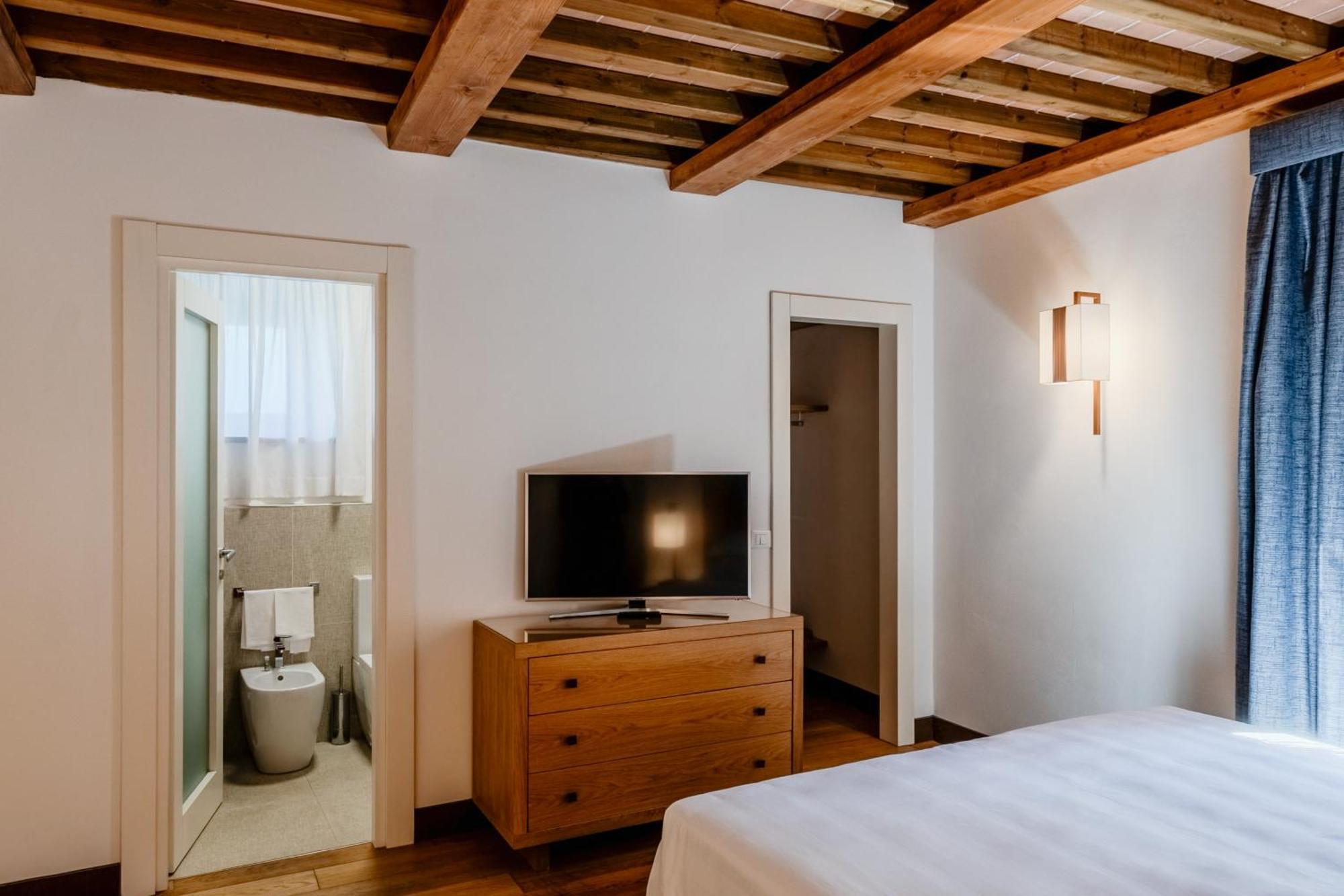 Villa Tolomei Hotel & Resort Флоренція Екстер'єр фото A room at the hotel