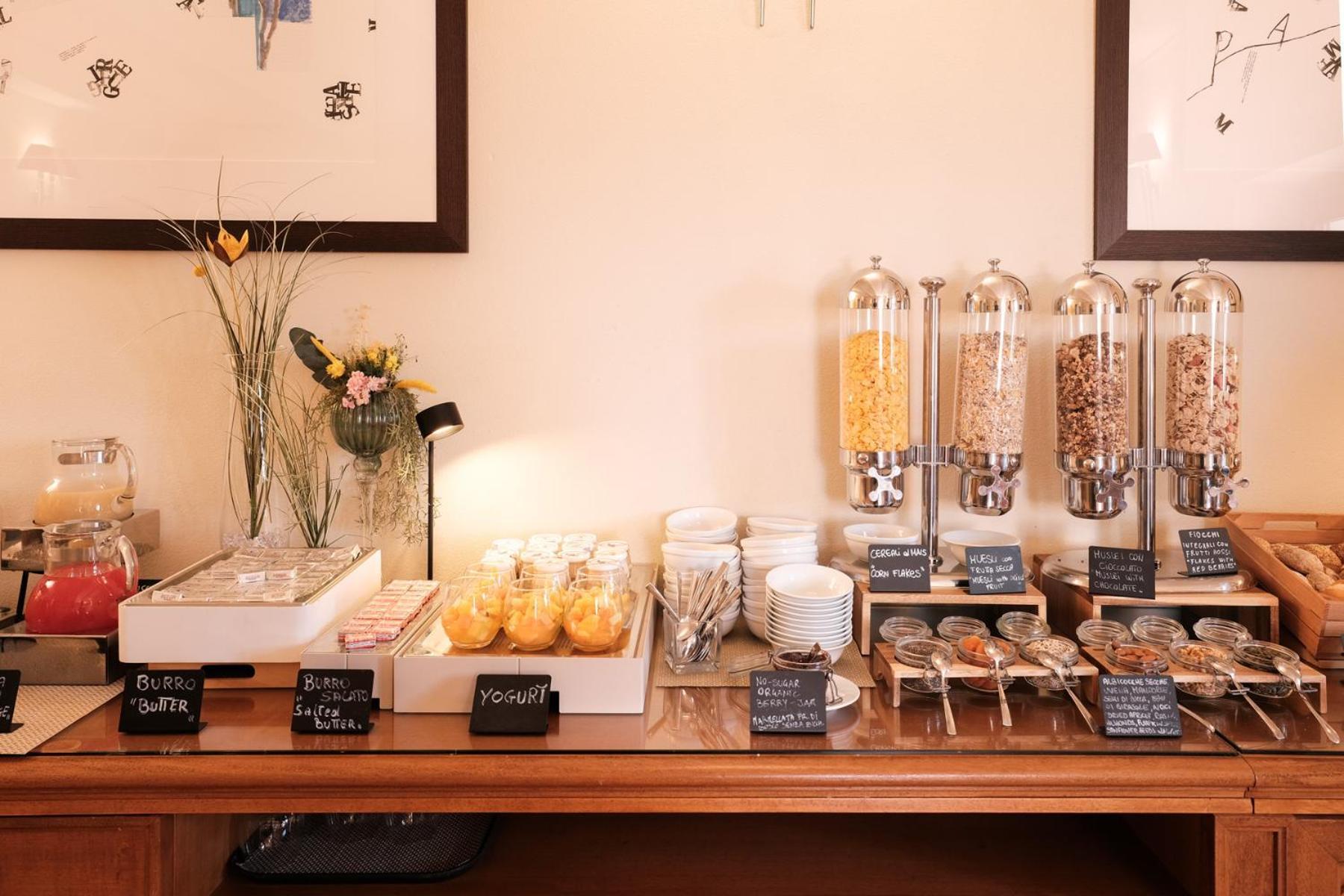 Villa Tolomei Hotel & Resort Флоренція Екстер'єр фото A breakfast buffet