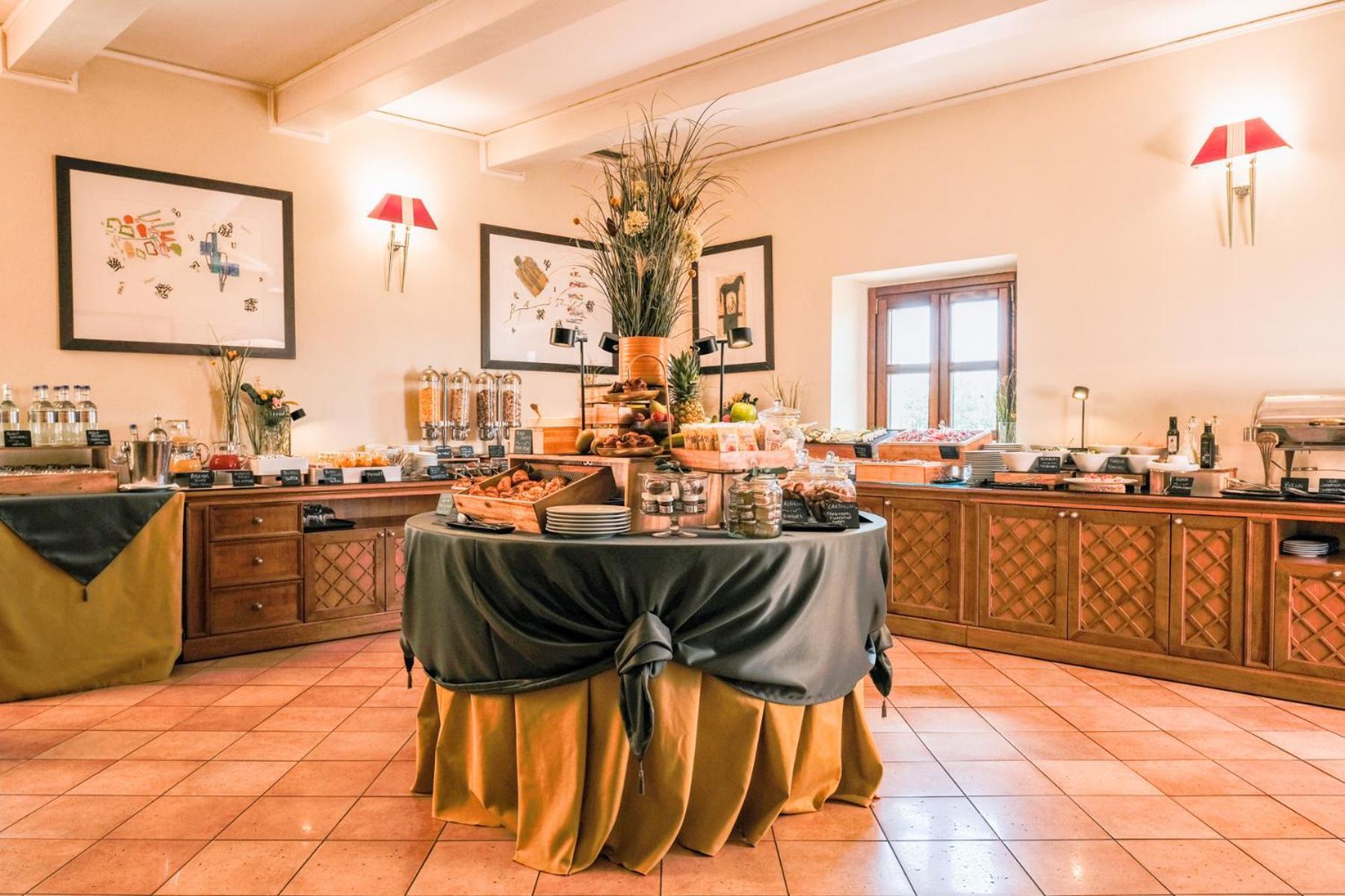 Villa Tolomei Hotel & Resort Флоренція Екстер'єр фото A buffet at a hotel
