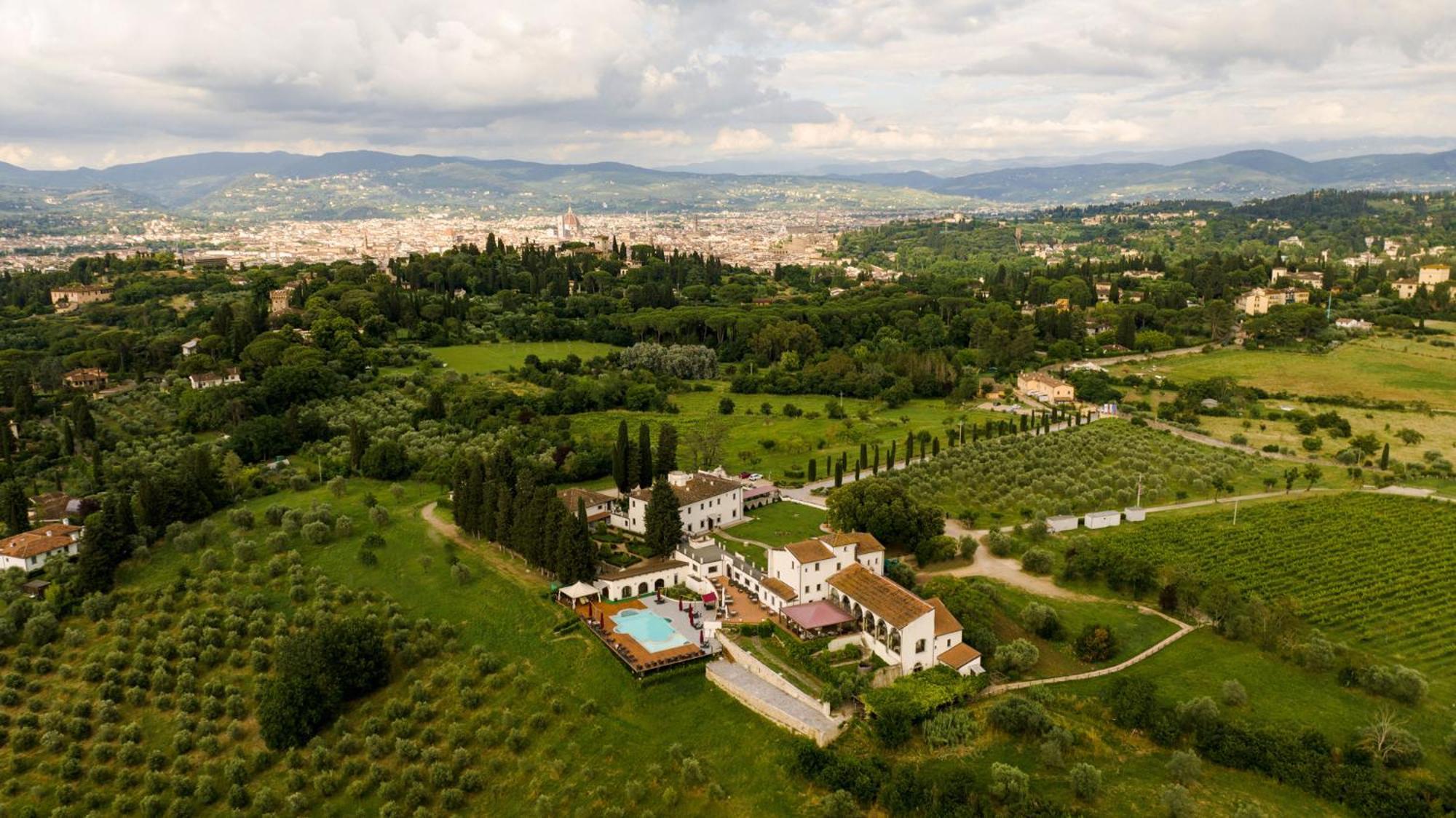 Villa Tolomei Hotel & Resort Флоренція Екстер'єр фото Aerial view of the villa
