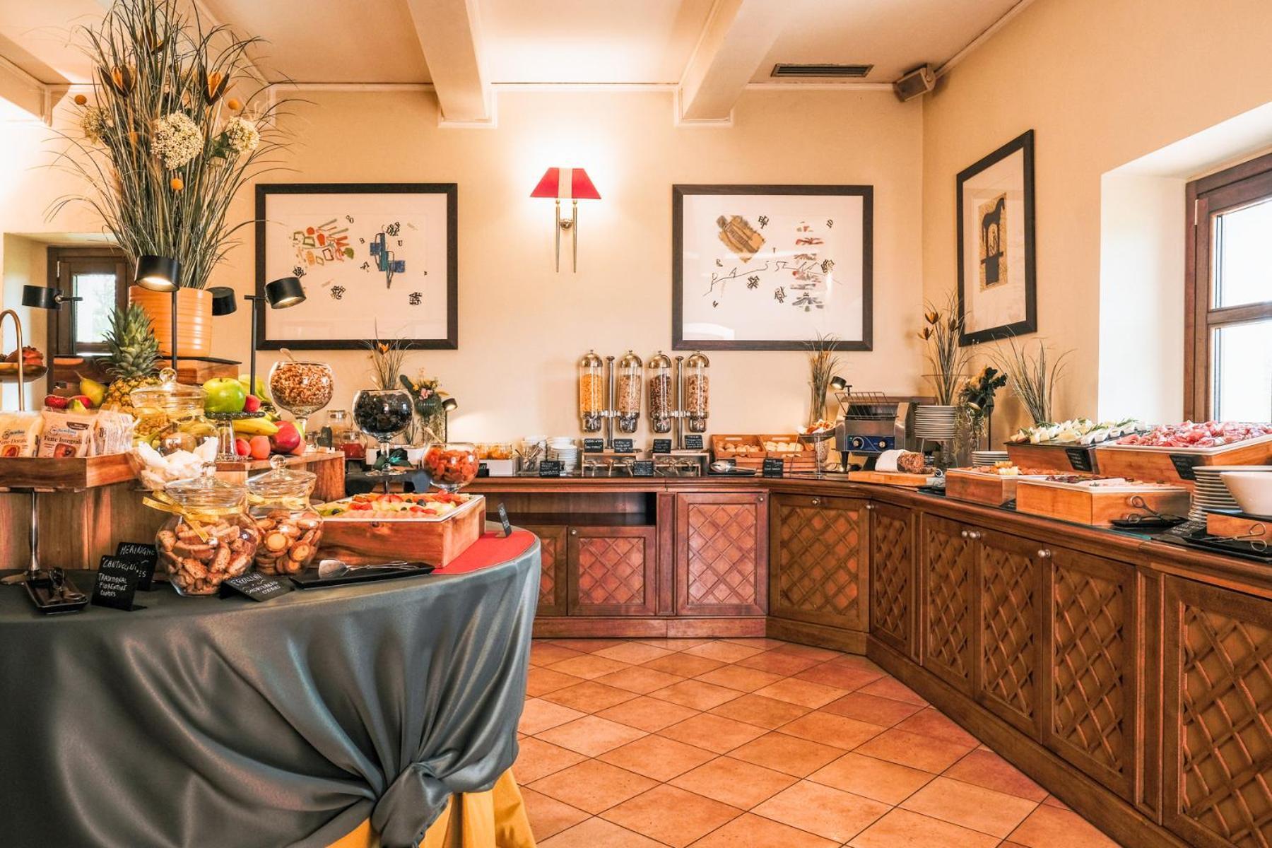 Villa Tolomei Hotel & Resort Флоренція Екстер'єр фото A buffet at a hotel